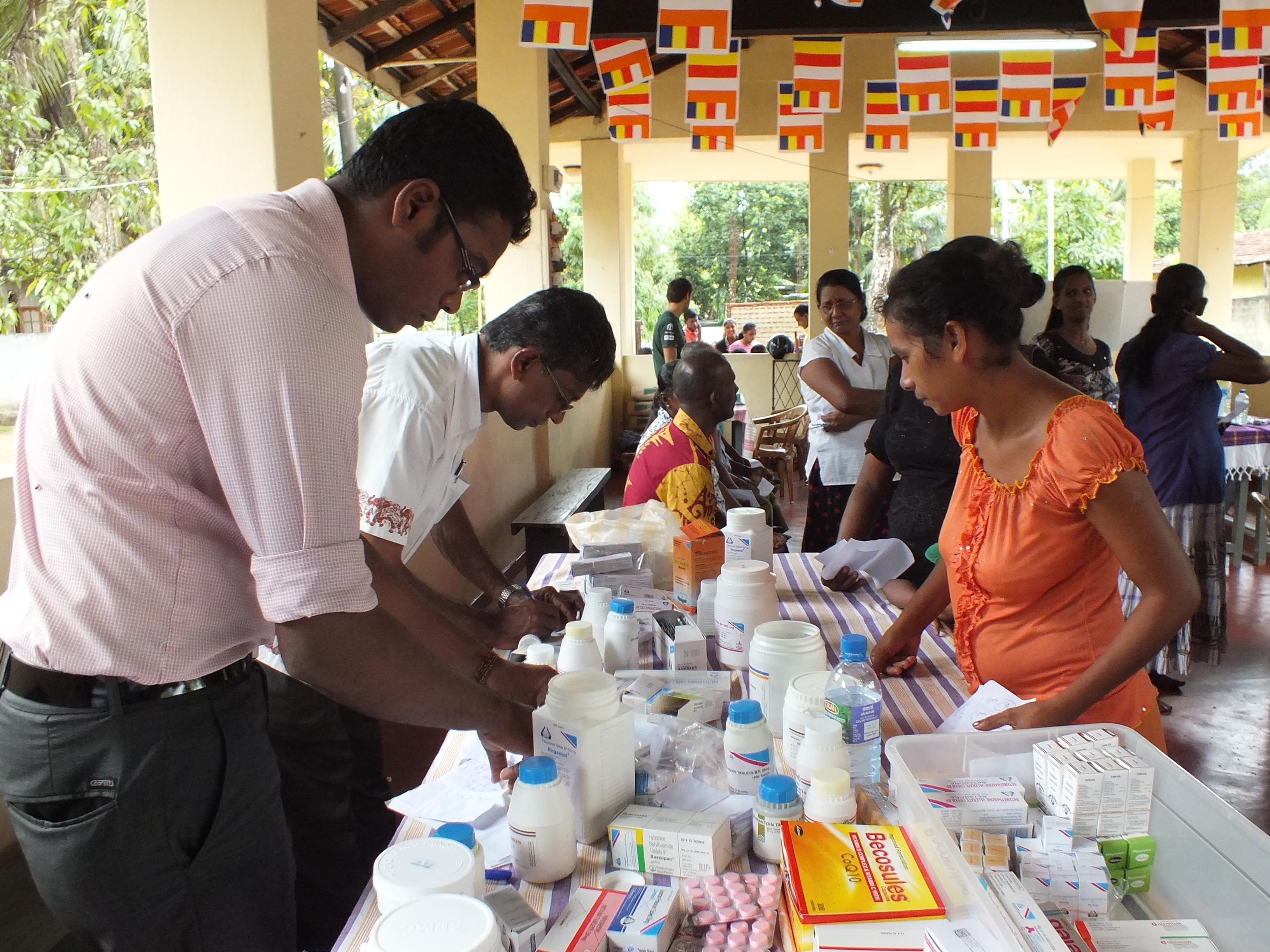 Projects Abroad intern helps local doctors give out medicine at an outreach centre whilst on their medical internship in Sri Lanka. Projects Abroad intern helps local doctors with giving out medicine whilst on their medical internship in Sri Lanka.